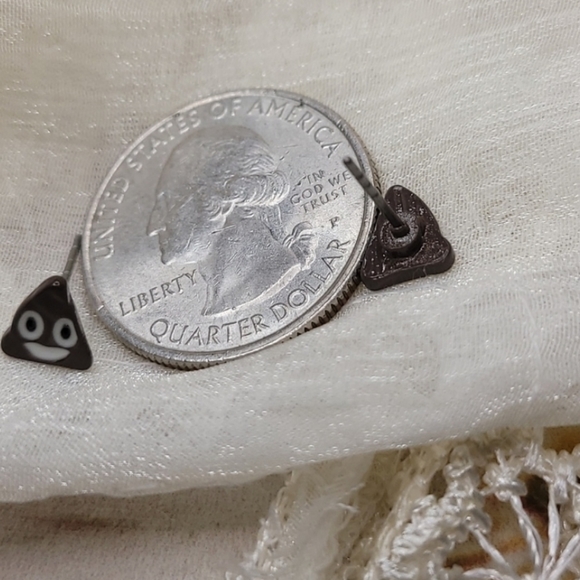 💍 Poop emoji earrings - Picture 5 of 7